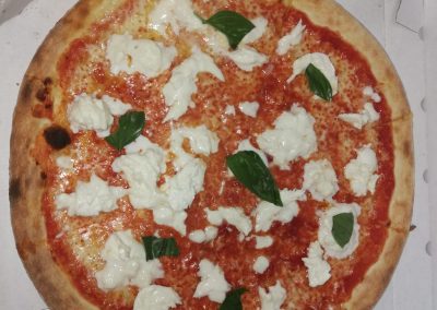 pizza con mozzarella italiana fornodoro pizzeria